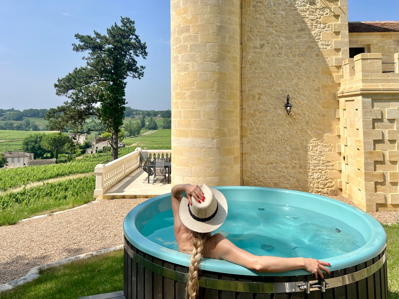 Bain nordique en bois face aux vignes