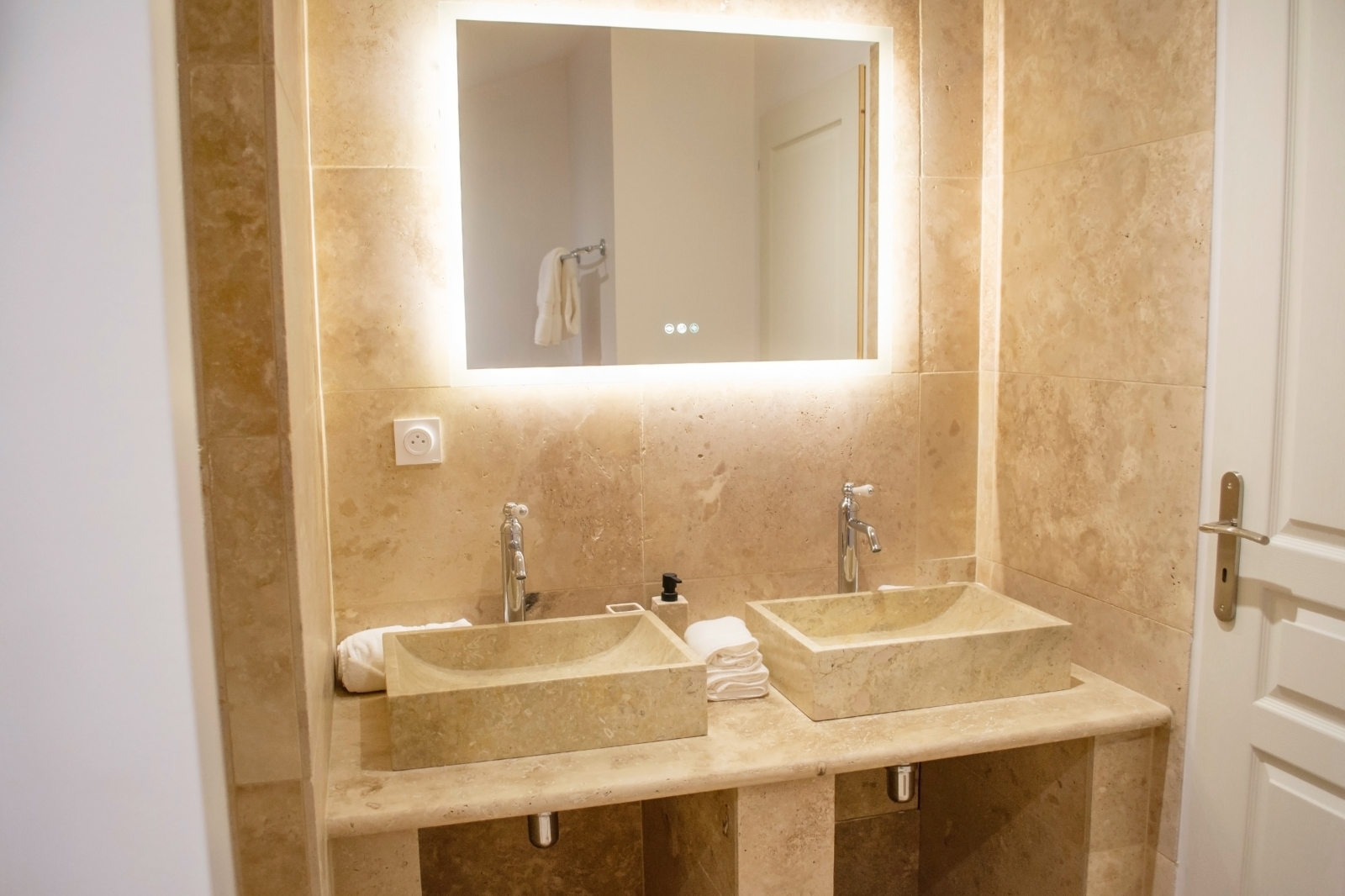 Salle d'eau — double vasque pierre claire