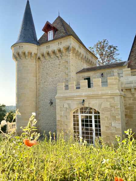 La Réserve du Château de Roques au milieu des coquelicots