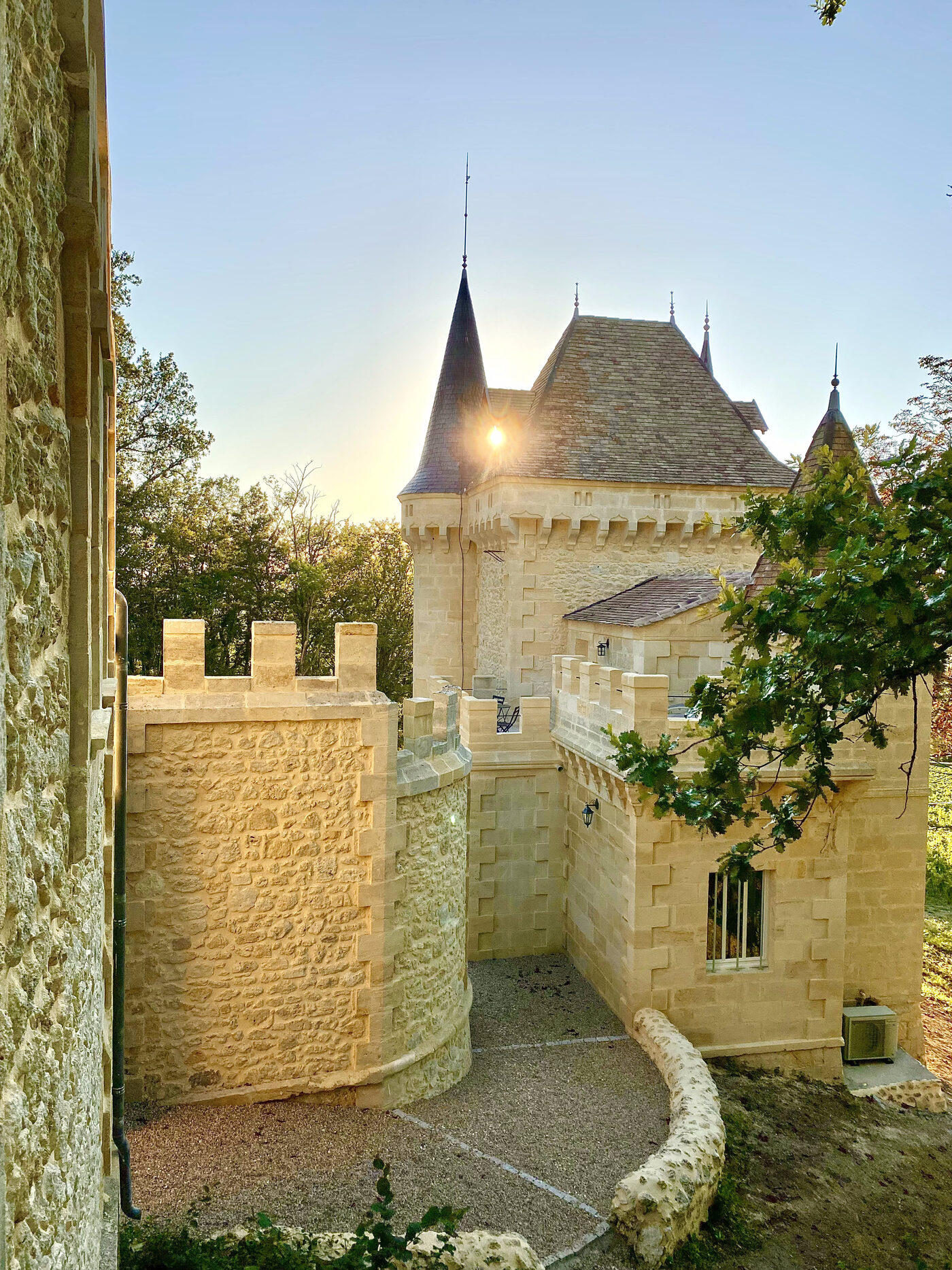 Le château au coucher du soleil — origine du nom