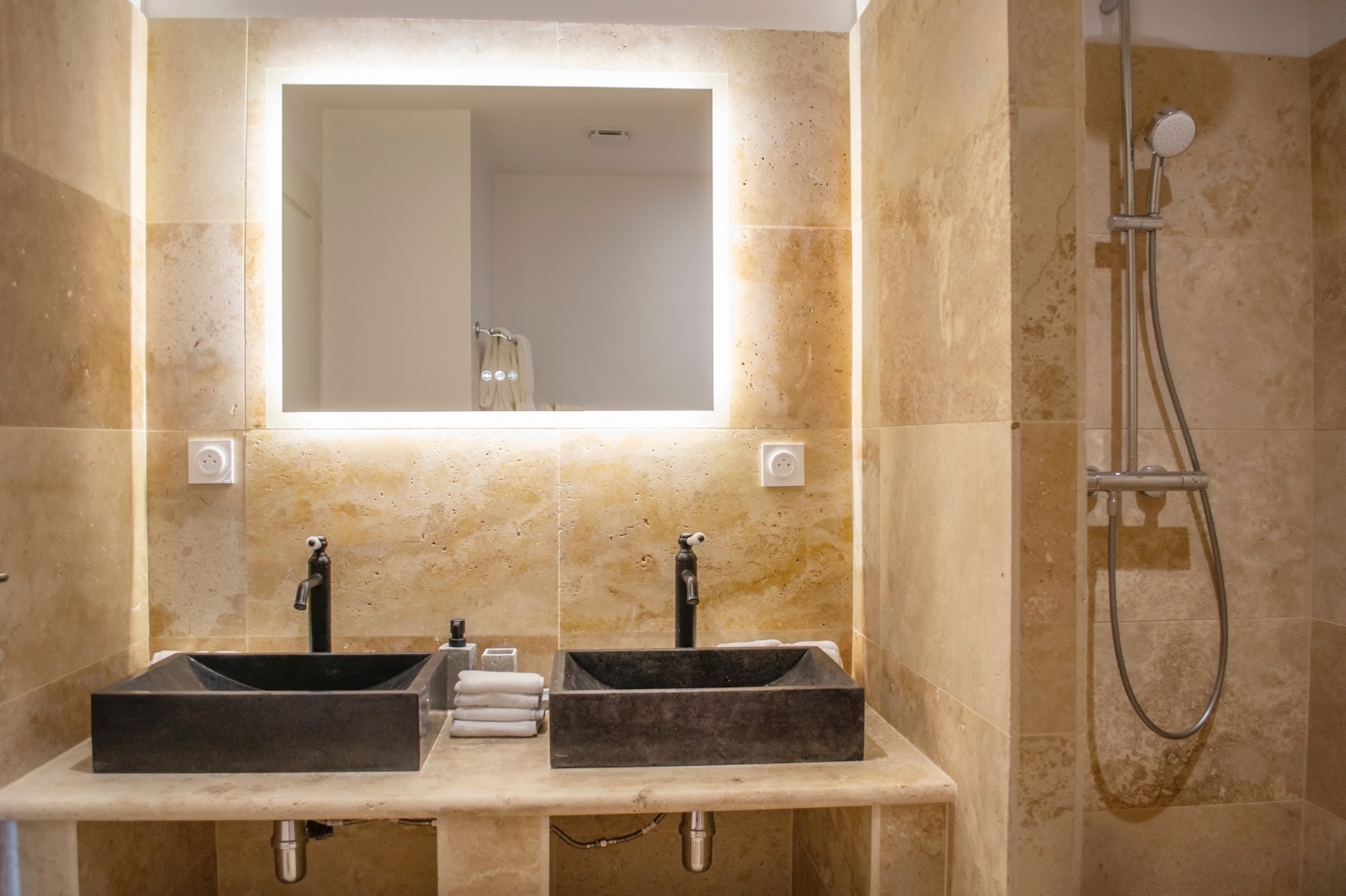 Salle d'eau — double vasque pierre noire et douche