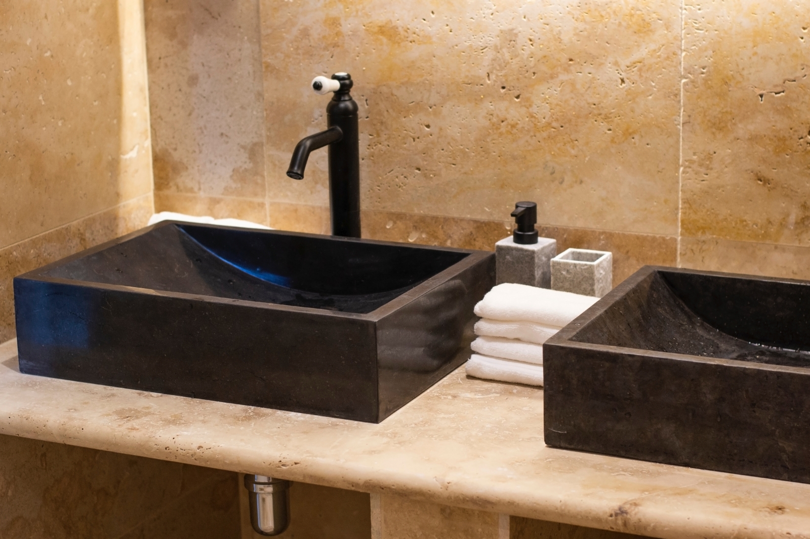 Salle d'eau — vasques pierre noire