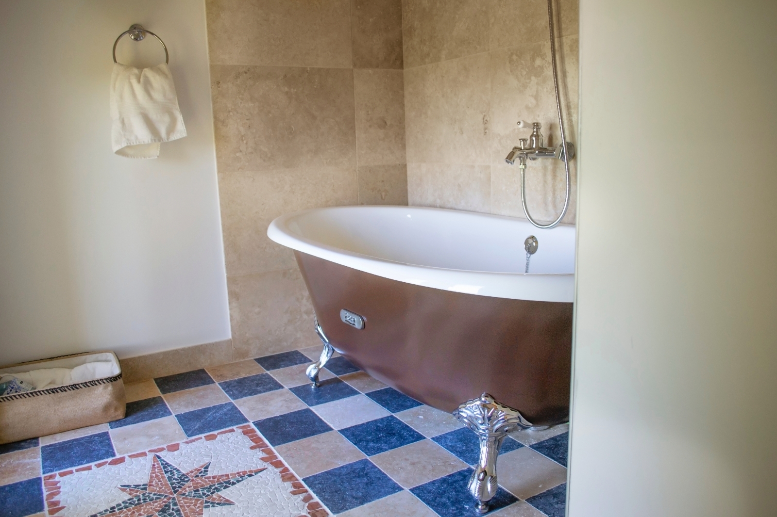 Baignoire pieds de lion sur mosaïque